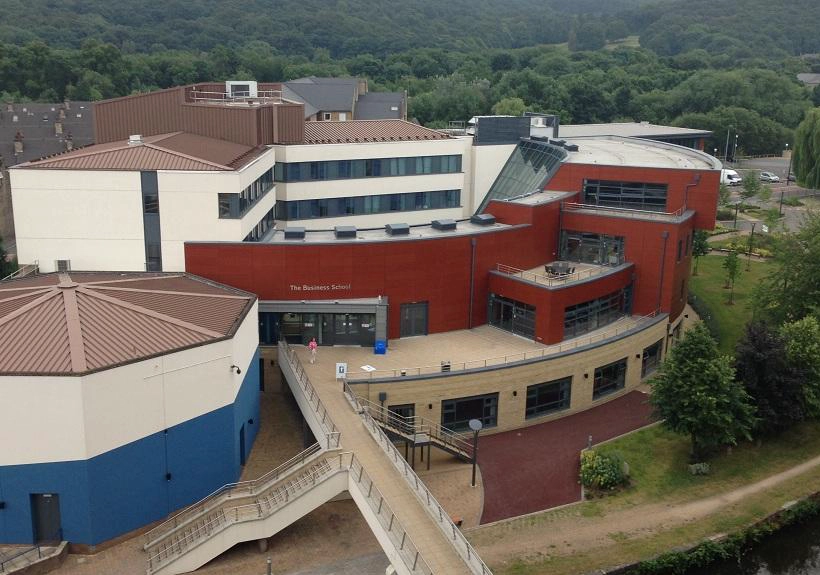 哈德斯菲尔德大学